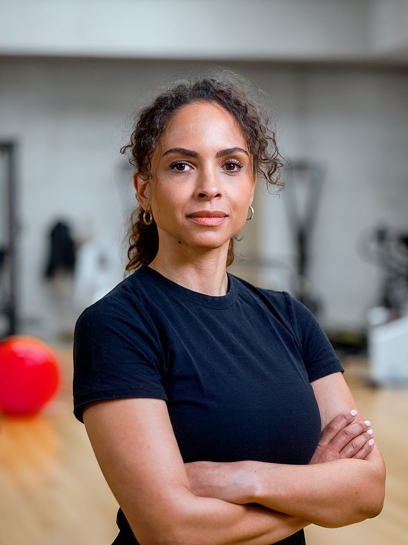 Physiotherapeutin in schwarzen Shirt steht in Fitnessstudio der Universität Basel